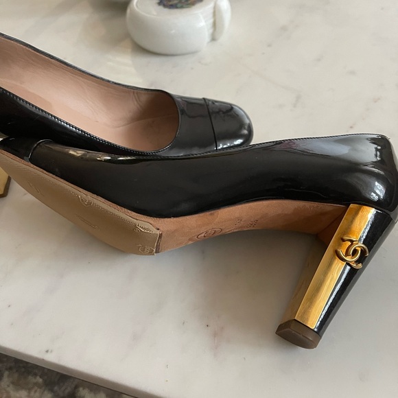 - Timeless Chanel shoes - Picture 2 of 9